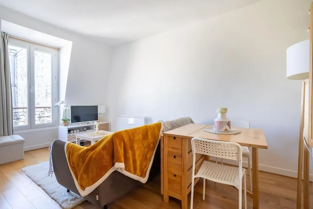 Cocon Sur Les Toits De Paris Apartment France